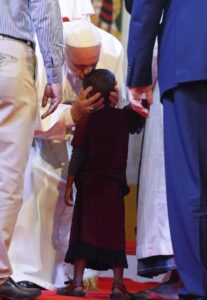 PAPAL VISIT MYANMAR BANGLADESH | Angelus en Español El Papa Francisco besa a un niño mientras saluda a refugiados rohinyás de Myanmar durante un encuentro interreligioso por la paz en la residencia arzobispal en Daca, Bangladés, el 1 de diciembre de 2017. (CNS/Paul Haring)