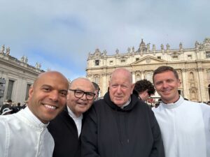 02_IMG_9948 | Angelus en Español De izquierda a derecha: Padre Claude Williams, Padre James Nieblas, Mons. John Moretta y Padre Michael Masteller posan en Roma tras la muerte del Papa Francisco. (Padre Claude Williams)