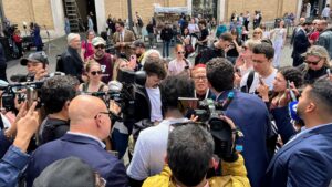 03_Cardinal_Ignatius-scaled | Angelus en Español El cardenal Suharyo respondió preguntas de la prensa mientras cruzaba la Plaza de San Pedro el 5 de mayo. (Pablo Kay)