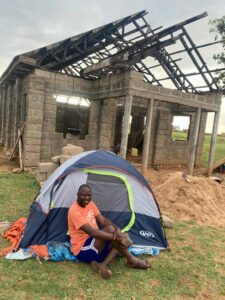 03_KyebasuutaChuch_Campout1-675x900 | Angelus en Español Mientras ayudaba a reconstruir una iglesia en Uganda, el padre John Kyebasuuta dormía en una pequeña tienda al aire libre. (Padre John Kyebasuuta)