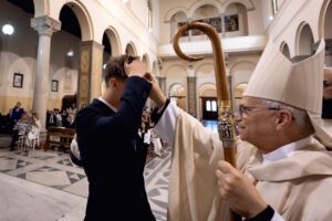 03_photo | Angelus en Español El entonces cardenal Robert Prevost administra el sacramento de la confirmación a un joven en San Patricio de Roma en mayo de 2024. (Escuela Internacional Marymount/Parroquia Católica Americana de San Patricio)