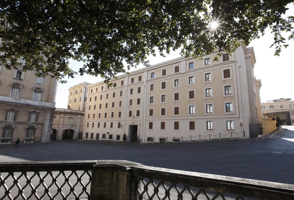 La Domus Sanctae Marthae, la residencia donde descansarán los cardenales electores durante el cónclave, aparece en el Vaticano en esta foto de archivo de 2013. (CNS photo/Paul Haring)