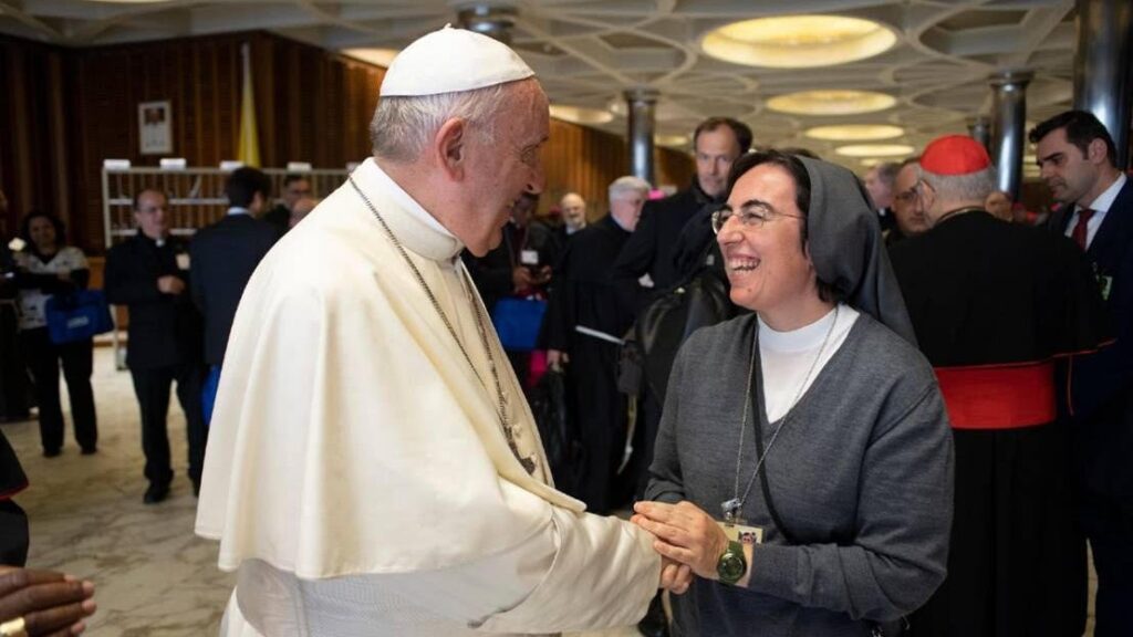 La hermana Alessandra Smerilli con el Papa Francisco en una foto sin fecha en el Vaticano. (CNS/Vatican Media, cortesía del Dicasterio para el Servicio del Desarrollo Humano Integral)