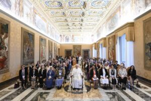 POPE FRANCIS WITH WOMEN AT THE SYNOD | Angelus en Español El Papa Francisco posa con mujeres participantes y colaboradoras del Sínodo de los Obispos en el Palacio Apostólico, el 19 de octubre de 2024. (CNS/Vatican Media)