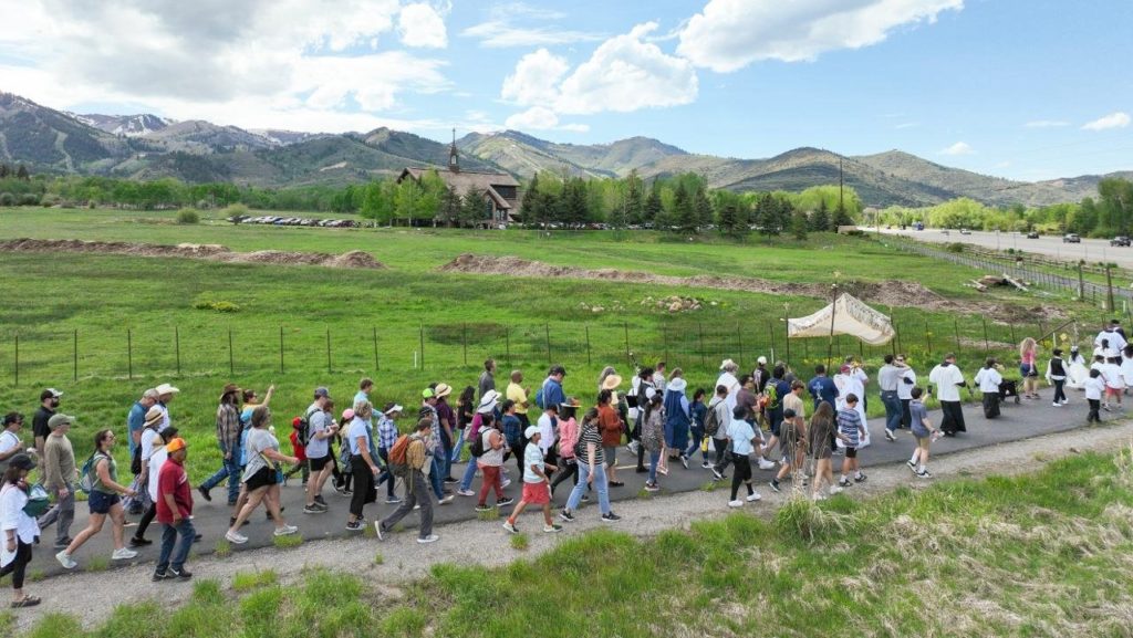 Maria Wiering es redactora senior de OSV News.Los peregrinos de la Ruta Serra occidental del proceso de la Peregrinación Eucarística Nacional a través de la Diócesis de Salt Lake City del 31 de mayo al 5 de junio de 2024. El 4 de marzo de 2025, el National Eucharistic Congress Inc. anunció los «peregrinos perpetuos» de la Ruta Drexel de la Peregrinación Eucarística Nacional de 2025. Está previsto que la ruta comience el 18 de mayo tras una misa de acción de gracias en Indianápolis. Recorrerá varios estados del suroeste y terminará en Los Ángeles en la fiesta del Corpus Christi, el 22 de junio. (Foto OSV News/Anthony Mazur, cortesía de National Eucharistic Revival)