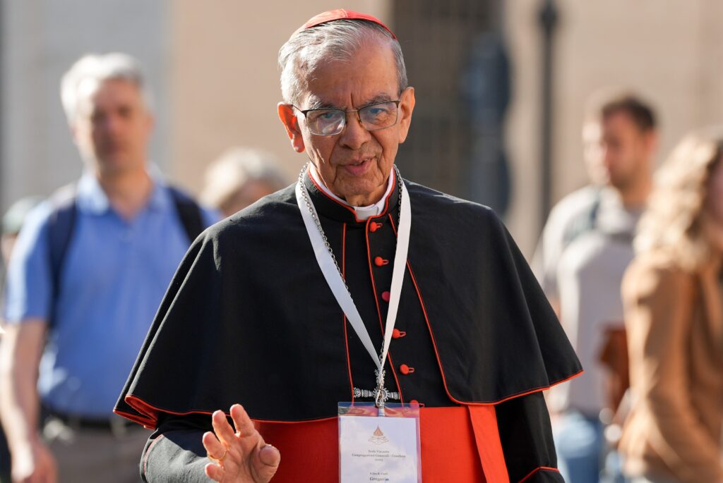 El cardenal Gregorio Rosa Chávez de San Salvador, El Salvador, se acerca a la entrada Petriano del Vaticano junto a la Plaza de San Pedro para asistir a la séptima reunión de la congregación general de cardenales 30 de abril 2025. (CNS photo/Lola Gomez)