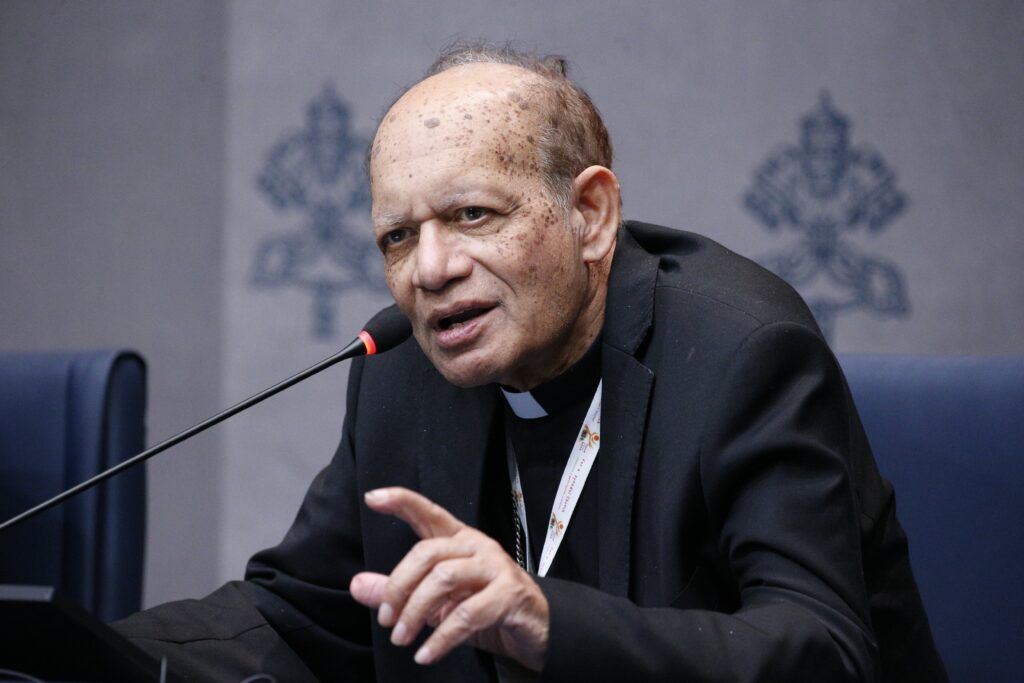 El cardenal Oswald Gracias de Mumbai, India, habla durante una conferencia de prensa sobre el Sínodo de los Obispos el 7 de octubre de 2024 sobre la sinodalidad en el Vaticano. En una entrevista con OSV News en Roma antes del inicio del cónclave el 7 de mayo de 2025, el cardenal Gracias reflexionó sobre el legado del Papa Francisco, las reuniones previas a la elección y el tipo de líder que la iglesia necesita a continuación. (CNS photo/Justin McLellan)