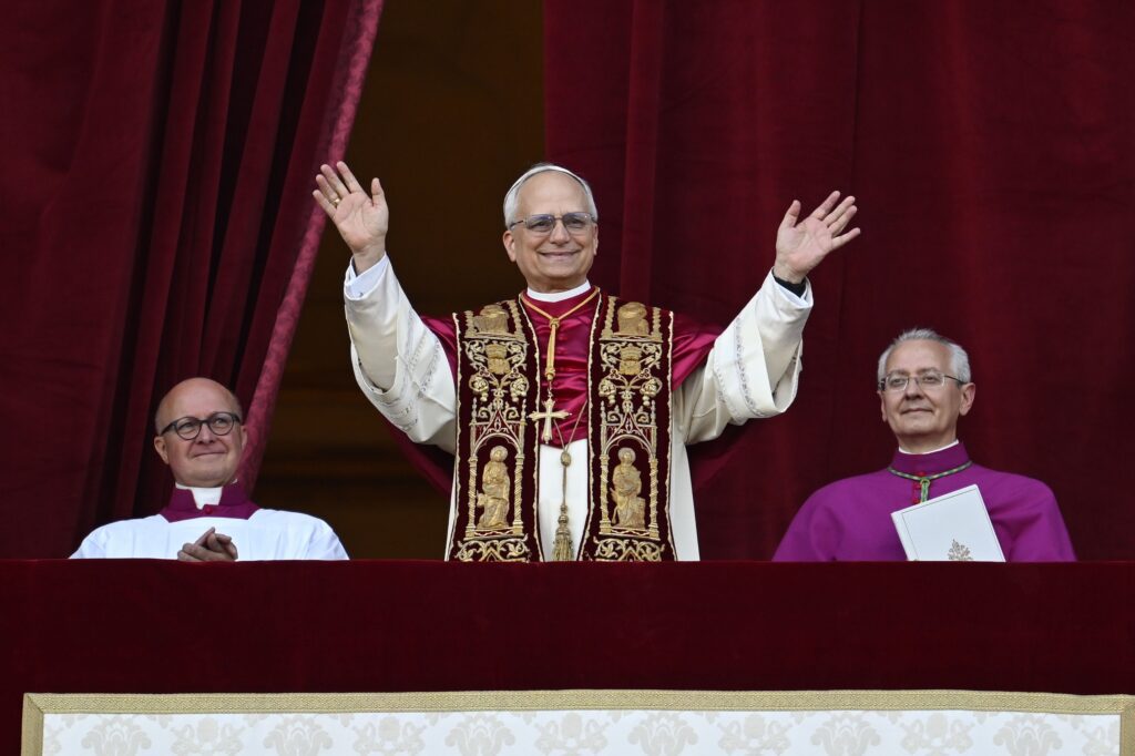 El Papa León XIV, el antiguo cardenal Robert F. Prevost, saluda a la multitud en la Plaza de San Pedro del Vaticano tras su elección como Papa el 8 de mayo de 2025. El nuevo Papa nació en Chicago. (CNS photo/Lola Gomez)
