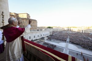POPE LEO XIV | Angelus en Español El Papa León XIV, el antiguo cardenal Robert F. Prevost, saluda a la multitud en la Plaza de San Pedro del Vaticano tras su elección como Papa el 8 de mayo de 2025. El nuevo Papa nació en Chicago. (CNS photo/Vatican Media)