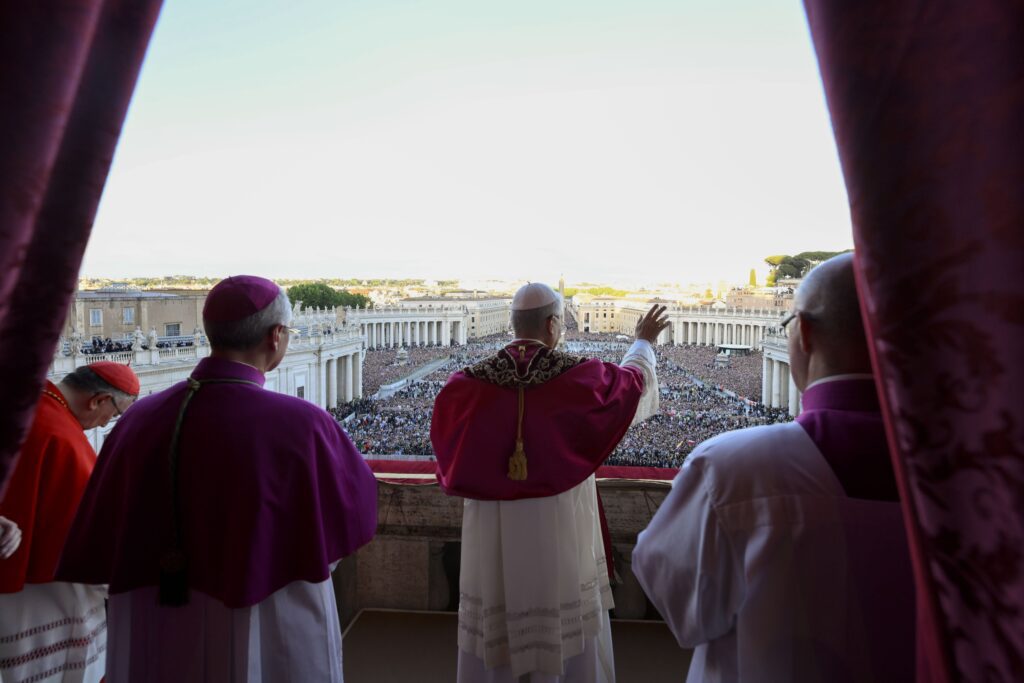 El Papa León XIV, quien antes fuera el cardenal Robert F. Prevost, saluda a la multitud en la Plaza de San Pedro del Vaticano tras su elección como Papa el 8 de mayo de 2025. El nuevo Papa nació en Chicago. (CNS photo/Vatican Media)