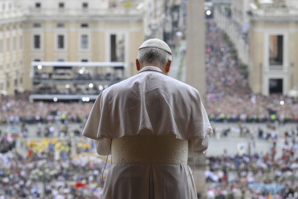 El Papa León XIV, en el balcón central de la Basílica de San Pedro en el Vaticano, dirige la recitación de la oración del mediodía "Regina Coeli" por primera vez el 11 de mayo de 2025. (CNS photo/Vatican Media)