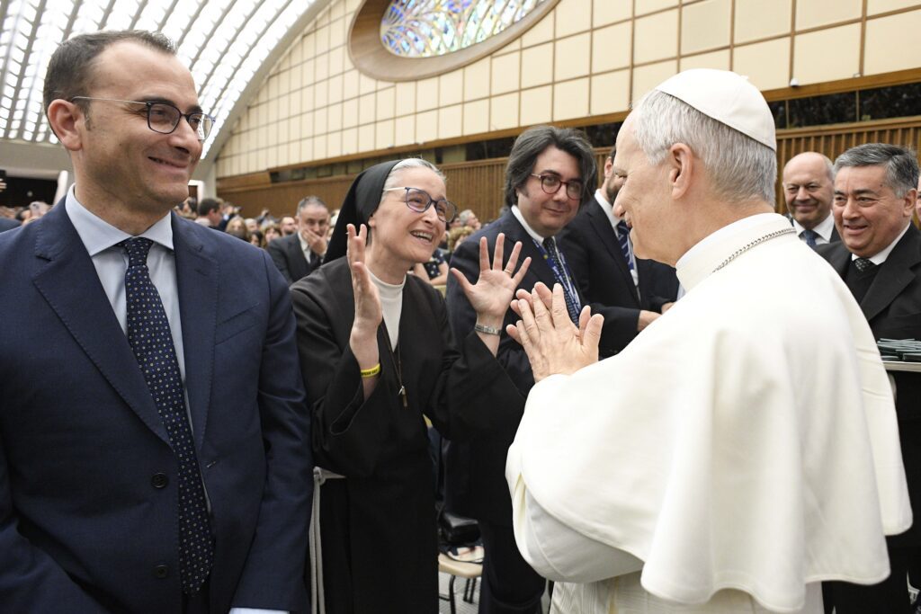 Utilizando el lenguaje de signos, la franciscana Sor Veronica Donatella aplaude al Papa León XIV durante un encuentro con miembros de los medios de comunicación el 12 de mayo de 2025, en el Aula de Audiencias Pablo VI del Vaticano. La hermana Donatella interpreta en lengua de signos italiana para los medios de comunicación vaticanos. (CNS photo/Vatican Media)