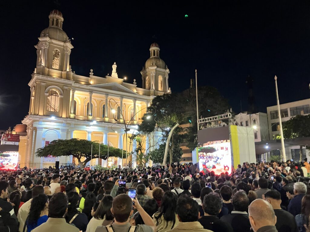 Miles de personas se reúnen para la Misa fuera de la Catedral de Santa María de Chiclayo en Perú el 10 de mayo de 2025, celebrando la elección del Papa León XIV, quien fue obispo de Chiclayo entre 2015 y 2023. Fue elegido Papa en el Vaticano el 8 de mayo, convirtiéndose en el primer pontífice estadounidense de la historia. (Foto OSV News/David Agren)