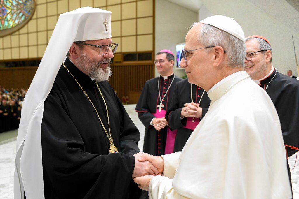 El Papa León XIV saluda al Arzobispo Mayor Sviatoslav Shevchuk de Kyiv-Halych, cabeza de la Iglesia greco-católica ucraniana, durante un encuentro con los participantes en el Jubileo de las Iglesias Orientales en el Aula de Audiencias Pablo VI del Vaticano el 14 de mayo de 2025. (Foto CNS/Vatican Media)