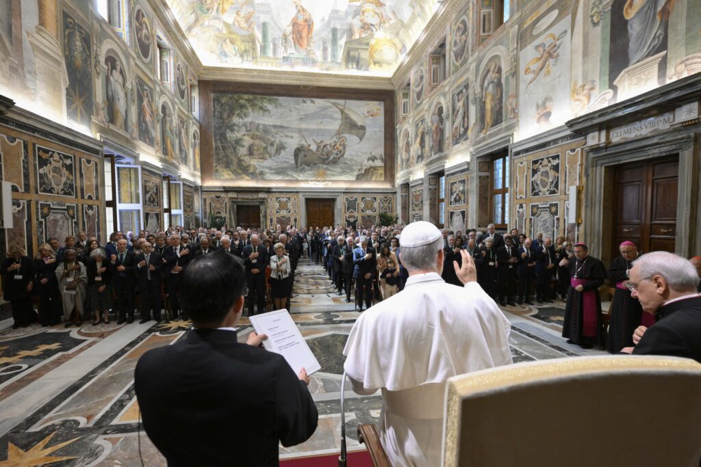 El Papa León XIV da su bendición a los miembros de la Fundación Centesimus Annus en la Sala Clementina del Palacio Apostólico del Vaticano el 17 de mayo de 2025. La fundación promueve la doctrina social católica. (Foto CNS/Vatican Media)