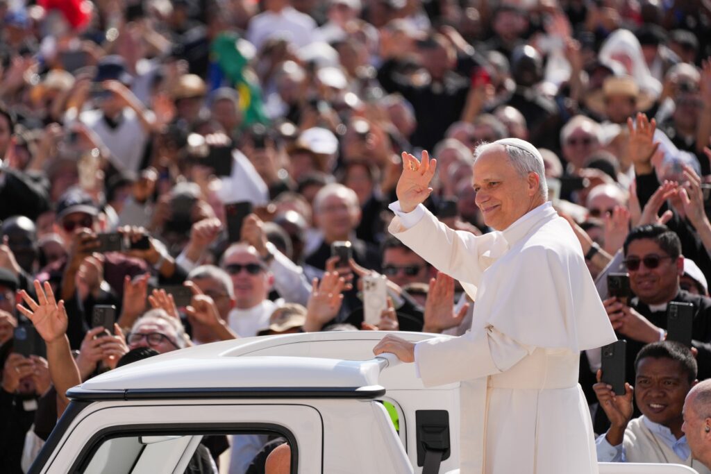 El Papa León XIV saluda a los fieles mientras recorre la Plaza de San Pedro en el papamóvil antes de celebrar su Misa inaugural en el Vaticano el 18 de mayo de 2025. (Foto CNS/Lola Gomez)