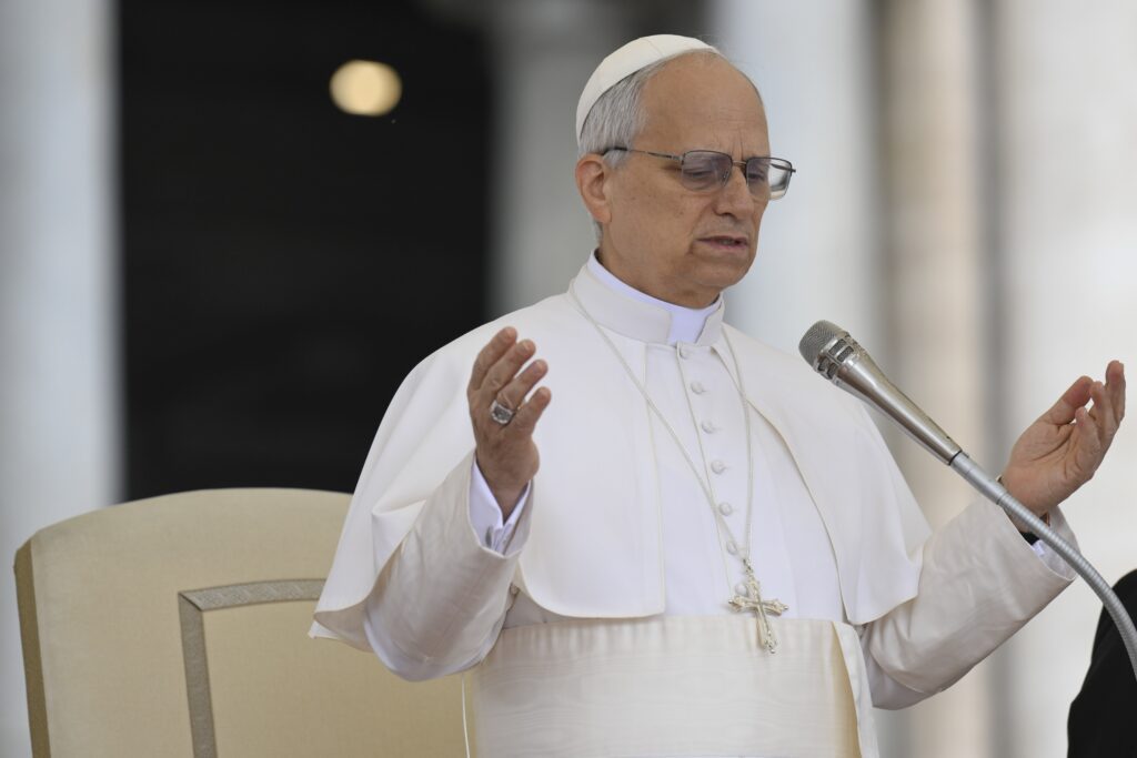 El Papa León XIV reza el Padrenuestro al concluir su primera audiencia general en la Plaza de San Pedro en el Vaticano el 21 de mayo de 2025. (CNS/Lola Gomez)