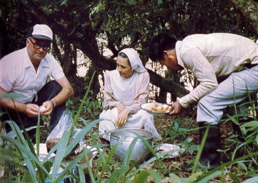 El obispo español Alejandro Labaka Ugarte, del Vicariato Apostólico de Aguarico, Ecuador, a la izquierda, y la religiosa colombiana Inés Arango Velásquez, miembro de las Hermanas Terciarias Capuchinas de la Sagrada Familia, en una foto sin fecha. El Papa León XIV ha impulsado las causas de santidad de los dos misioneros, quienes trabajaron para proteger a las comunidades indígenas de la Amazonia ecuatoriana. (Foto CNS/Cortesía de la Curia General de los Frailes Menores Capuchinos)