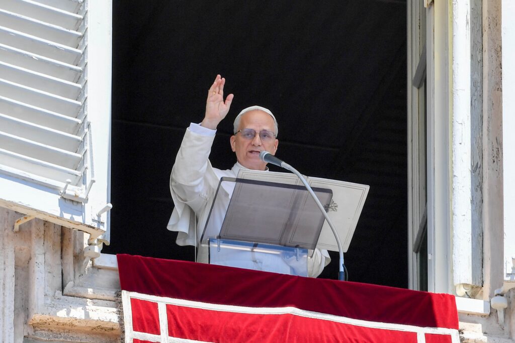 El Papa León XIV da su bendición a las personas reunidas en la Plaza de San Pedro durante el canto del "Regina Coeli" en el Vaticano el 25 de mayo de 2025. (Foto CNS/Vatican Media)