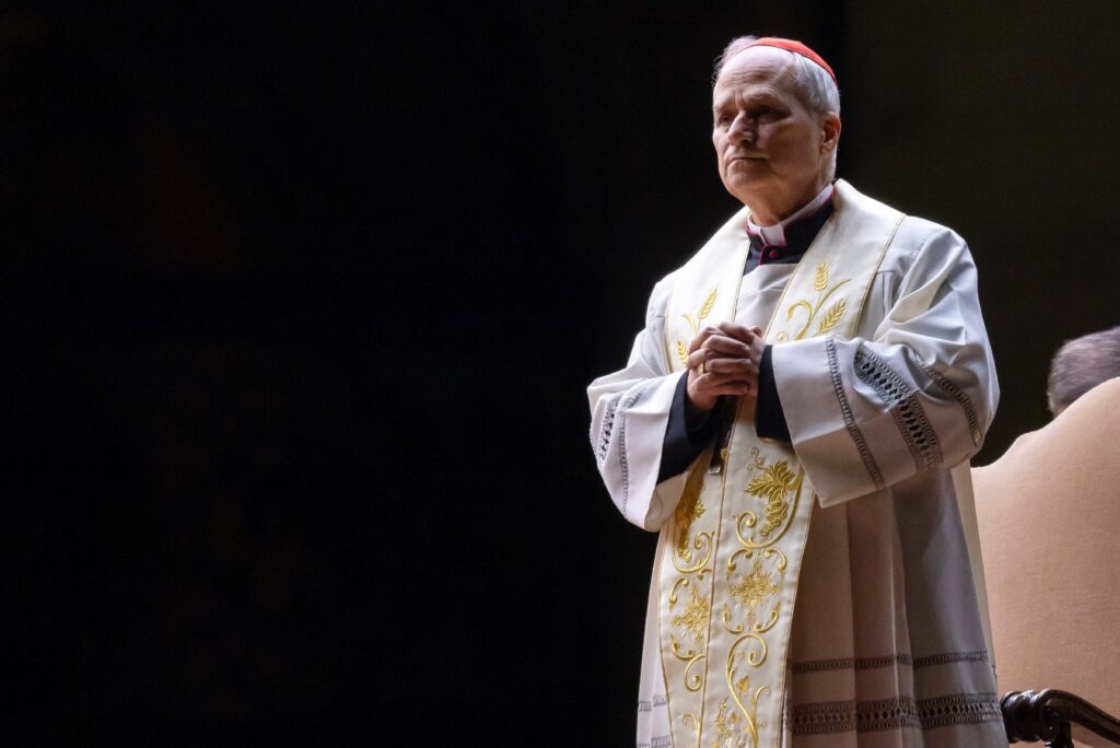 Antes de convertirse en Papa León XIV el 8 de mayo, el cardenal estadounidense Robert F. Prevost, entonces prefecto del Dicasterio para los Obispos, dirige a la gente en el rezo del rosario por el Papa Francisco en la Plaza de San Pedro del Vaticano el 3 de marzo de 2025. (Foto CNS/Pablo Esparza)