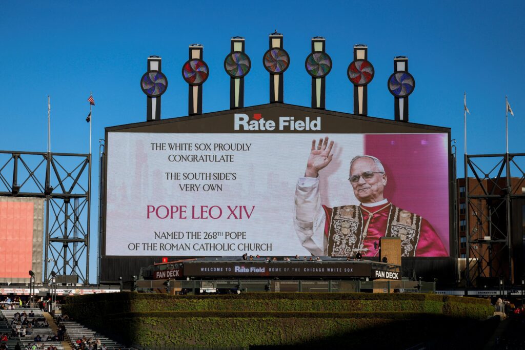 Un homenaje al Papa León XIV, antes cardenal Robert Prevost, se exhibe en el estadio de béisbol Rate Field de Chicago, el 9 de mayo de 2025, antes del partido entre los Chicago White Sox y los Miami Marlins. El pontífice, nacido en Chicago, fue elegido el primer pontífice estadounidense de la historia en el Vaticano el 8 de mayo. (Foto OSV News/Carlos Osorio, Reuters)