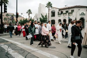 2025_PasadenaEuchProc_PL-196 | Angelus en Español Miles de personas acudieron a la procesión eucarística de Pasadena el 17 de mayo, que comenzó en la iglesia de San Felipe Apóstol, se detuvo en el Ayuntamiento y concluyó en la iglesia de San Andrés. (Peter Lobato)