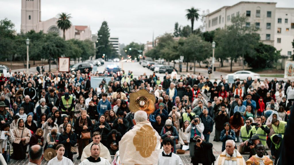 El arzobispo de Los Ángeles, José H. Gomez, eleva el Santísimo Sacramento frente al Ayuntamiento de Pasadena durante una procesión eucarística el 17 de mayo. (Peter Lobato)