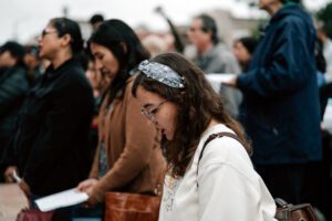 2025_Rachel_Eligon_PasadenaEuchProc_PL-229 | Angelus en Español Rachel Eligon, una artista que asiste a la iglesia de San Finbar en Burbank, se arrodilla y reza durante la procesión eucarística de Pasadena el 17 de mayo. (Peter Lobato)