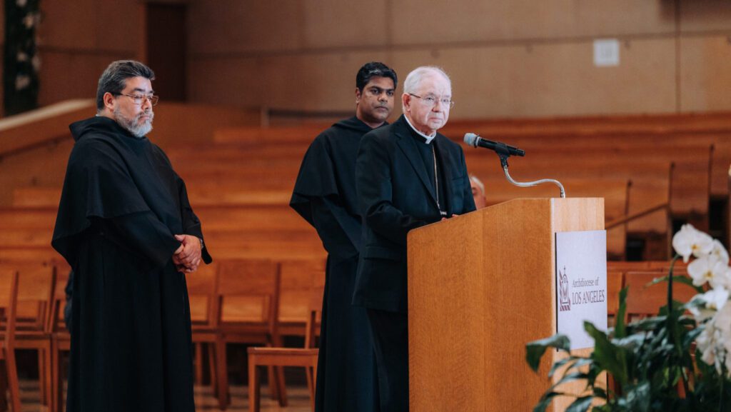 El arzobispo José H. Gomez habla junto con los sacerdotes agustinos, el padre Sarfraz Alam, OSA (derecha), y Carlos Flores Haylock, OSA, durante una conferencia de prensa para celebrar al Papa León XIV, el 8 de mayo. (Isabel Cacho)