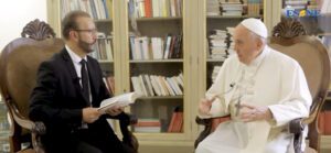 Screenshot | Angelus en Español Noel Díaz entrevista al Papa Francisco en 2021 en su residencia de Casa Santa Marta, en Roma. (YouTube/Vatican News)