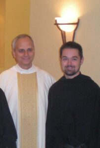El Padre Mark Menegatti, OSA, a la derecha, fotografiado con el Padre Robert Prevost en el Capítulo Provincial de California de la Orden de San Agustín en Villanova Preparatory School en Ojai en 2011. (Padre Mark Menegatti)