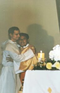 El entonces padre Robert Prevost abraza al padre Paredes durante su Misa de ordenación en Perú en 1992. (Cortesía del padre Walter Paredes)