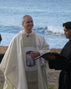 El Padre Robert Prevost, OSA, fotografiado durante el Encuentro Juvenil Agustiniano en Australia en 2008. Padre Mark Menegatti