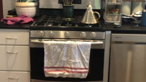 IMG_2704-scaled-e1748498320475-1024x577 | Angelus en Español En la cocina de Heather King cuelga una toalla tejida a mano hace más de 70 años con cáñamo húngaro, que ganó en un sorteo del pódcast. (Heather King)