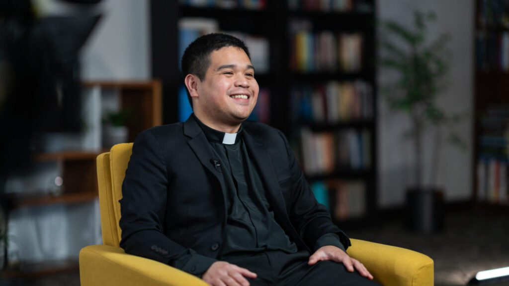 Johndy Gonzales, uno de los nuevos sacerdotes ordenados el 31 de mayo, durante una entrevista en video el 8 de abril. (Isabel Cacho)