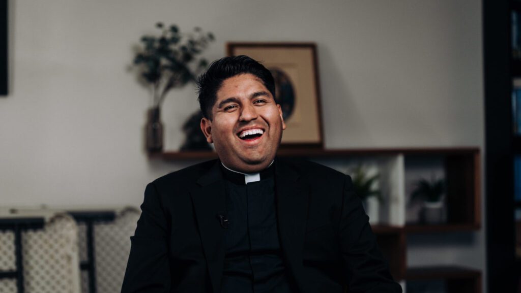 Jorge Moncada, nuevo sacerdote ordenado el 31 de mayo, durante una entrevista en video el 8 de abril. (Isabel Cacho)