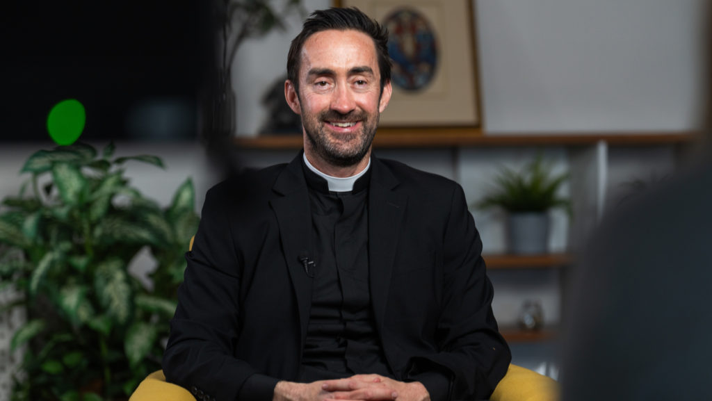 Michael Croghan, uno de los nuevos sacerdotes ordenados el 31 de mayo, durante una entrevista grabada el 9 de abril. (Isabel Cacho)