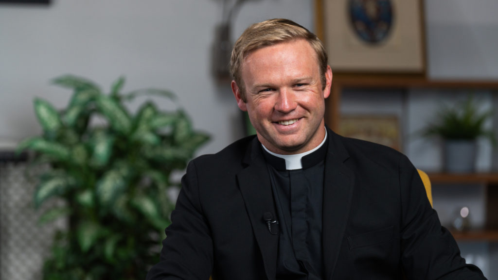 El Papa León XIV habla con diplomáticos durante una audienPaul Collins, nuevo sacerdote ordenado el 31 de mayo, sentado durante una entrevista en vídeo el 8 de abril. (Isabel Cacho)