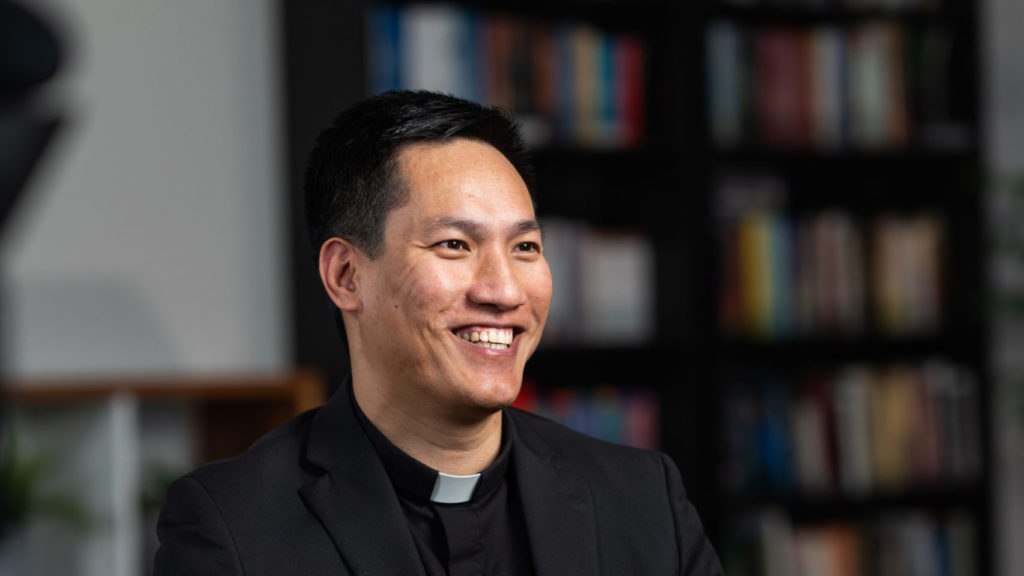 Quoc Vo, nuevo sacerdote ordenado el 31 de mayo, durante una entrevista en video el 8 de abril. (Isabel Cacho)