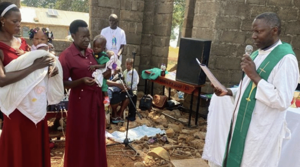 El padre John Kyebasuuta celebra misa en la isla de Namiti, en Uganda, en una iglesia primitiva que ayudó a los pobladores locales a reconstruir. (Padre John Kyebasuuta)