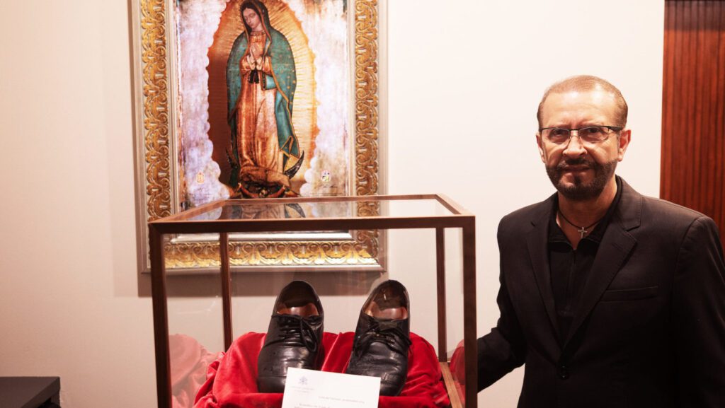 Noel Díaz muestra los zapatos del Papa Francisco, obsequiados como símbolo de amistad y recuerdo del momento en que Díaz le lustró los zapatos. (Víctor Alemán)