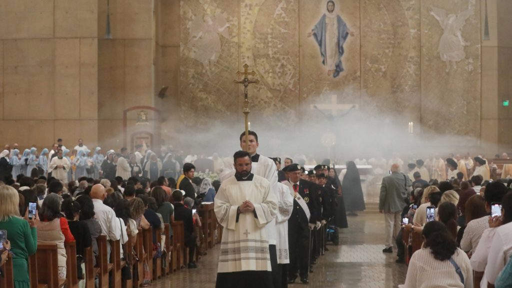 Miembros de los Caballeros de Colón encabezan una procesión eucarística tras la Misa de Corpus Christi en la Catedral de Nuestra Señora de los Ángeles, el domingo 22 de junio de 2025, marcando el cierre de la Peregrinación Eucarística Nacional y del Avivamiento Eucarístico Nacional de tres años convocado por los obispos de EE.UU. (Foto: OSV News/Bob Roller)