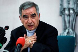 FILE CARDINAL ANGELO BECCIU | Angelus en Español El cardenal Angelo Becciu habla con los periodistas durante una rueda de prensa en Roma en esta foto de archivo del 25 de septiembre de 2020. (CNS/Guglielmo Mangiapane, Reuters)