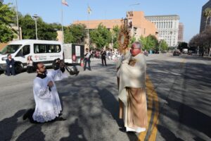 LOS ANGELES MASS NATIONAL EUCHARIST PILGRIMAGE | Angelus en Español El Arzobispo de Los Ángeles, Mons. José H. Gómez, bendice la ciudad con una custodia tras una Misa por la festividad del Corpus Christi en la Catedral de Nuestra Señora de los Ángeles de Los Ángeles el 22 de junio de 2025, durante la Peregrinación Eucarística Nacional. (Foto OSV News/Bob Roller)