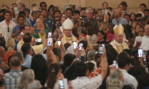 LOS ANGELES MASS NATIONAL EUCHARIST PILGRIMAGE | Angelus en Español El cardenal Christophe Pierre, nuncio papal en Estados Unidos, y el arzobispo de Los Ángeles, José H. Gómez, llegan para concelebrar una misa por la festividad del Corpus Christi en la Catedral de Nuestra Señora de los Ángeles de Los Ángeles el 22 de junio de 2025, durante la Peregrinación Eucarística Nacional. (Foto OSV News/Bob Roller)