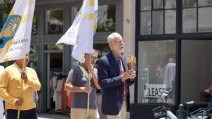 03_DSC05093 | Angelus en Español Greg Wood, coordinador del grupo de peregrinación Camino de California, lleva una reliquia de San Junípero Serra durante una breve procesión eucarística en la Basílica de la Misión de San Buenaventura el viernes 20 de junio. (Katie Trejo)