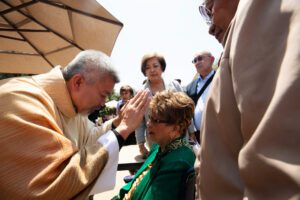 El padre Joseph Cruz ofrece una primera bendición a su familia tras la misa de ordenación en la Catedral de Nuestra Señora de los Ángeles el 31 de mayo. (Víctor Alemán)