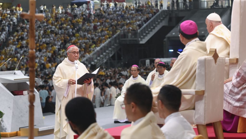 Cardenal William Goh Seng Chye de Singapur habla con el papa Francisco después de la misa en el Estadio Nacional de Singapur, el 12 de septiembre de 2024. (CNS/Vatican Media)