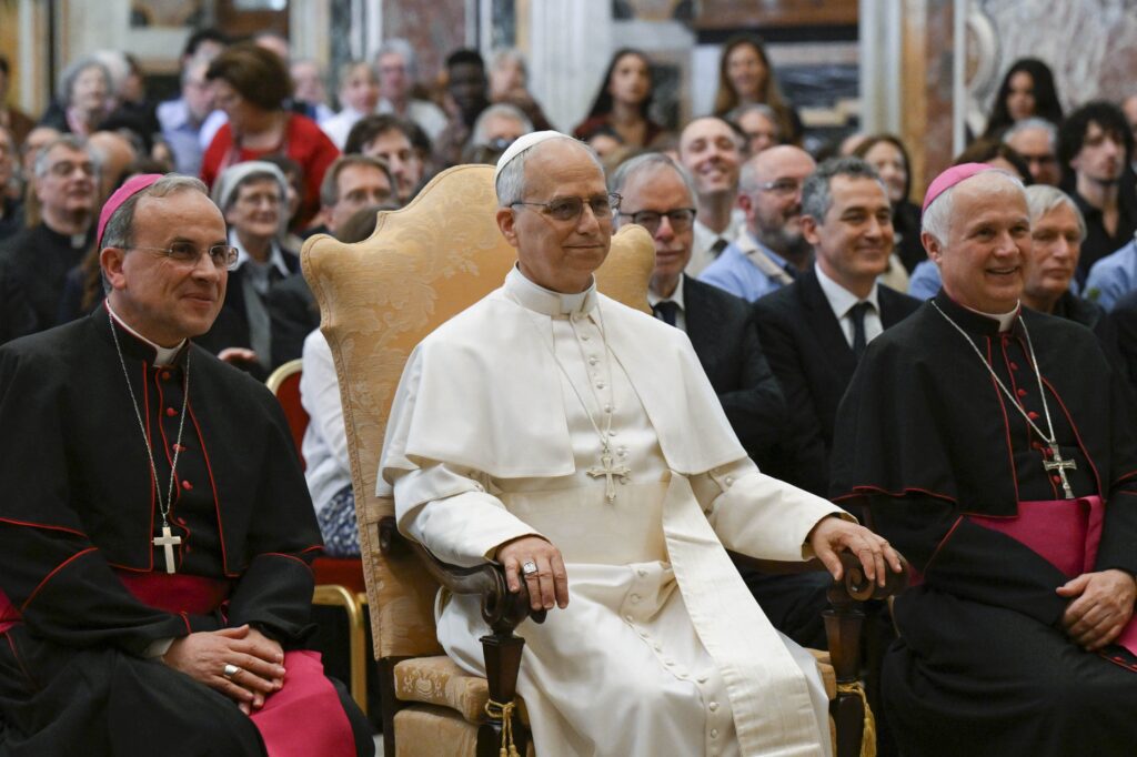 El Papa León XIV posa para una fotografía con miembros de grupos de base y asociaciones católicas que trabajan por la paz y la justicia durante una audiencia en el Vaticano el 30 de mayo de 2025. A la izquierda del Papa, Mons. Domenico Pompili, obispo de Verona, Italia. (CNS photo/Vatican Media)