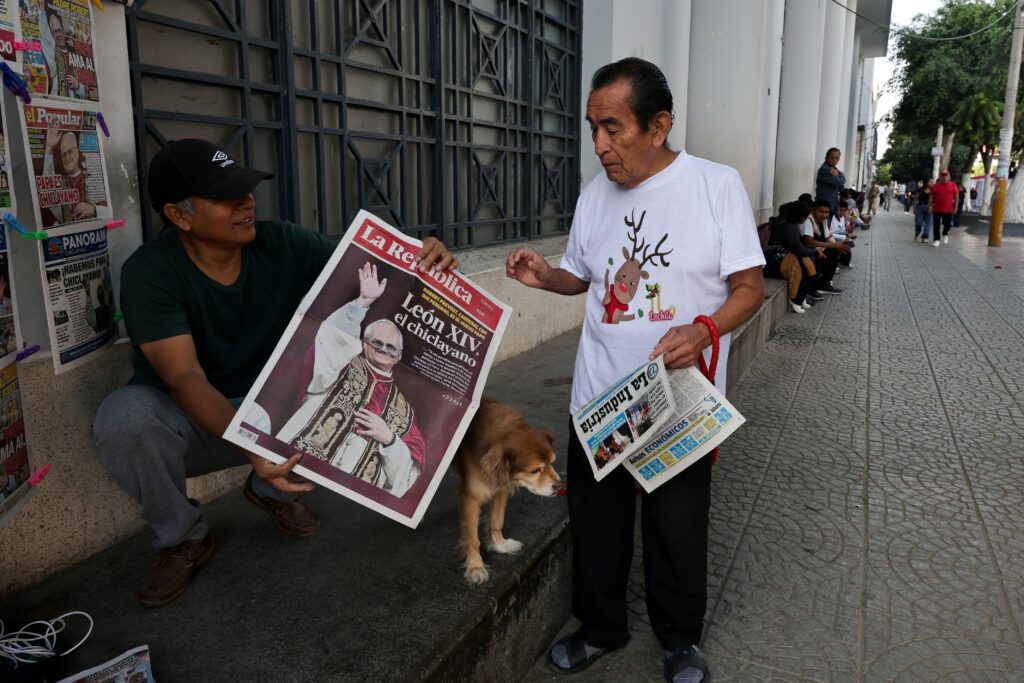 Personas con periódicos en Chiclayo, Perú, el 9 de mayo de 2025, informan sobre la elección del Papa León XIV, quien tiene doble nacionalidad peruana y estadounidense. El antes cardenal Robert F. Prevost fue elegido Papa el 8 de mayo en el Vaticano, convirtiéndose en el primer pontífice estadounidense de la historia. Sacerdote agustino, el entonces padre Prevost fue misionero durante muchos años en Perú y posteriormente obispo de Chiclayo. (Foto OSV News/Sebastian Castaneda, Reuters)